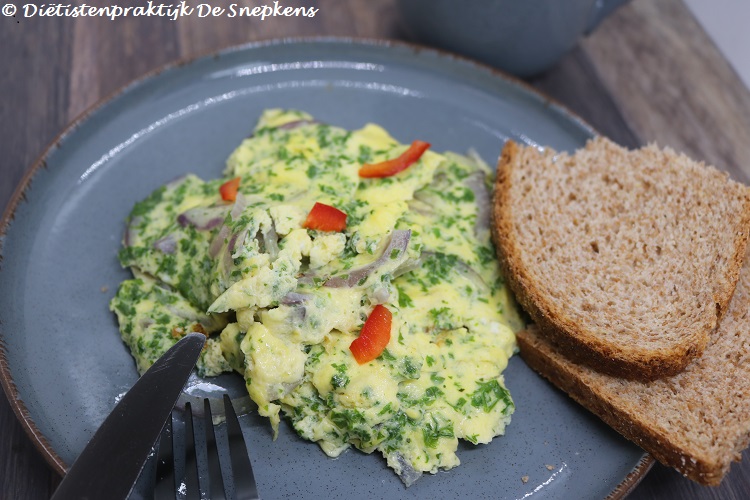 omelet-rode-ui-peterselie