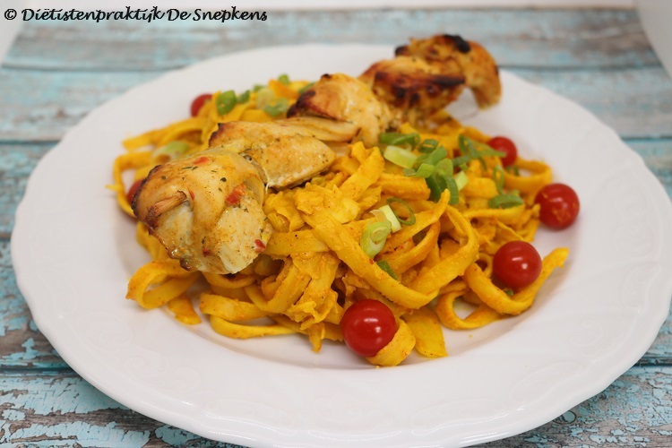 spitskool-currynoodels-kipsate